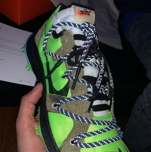 W Zoom Terra Kiger 5
Off - White